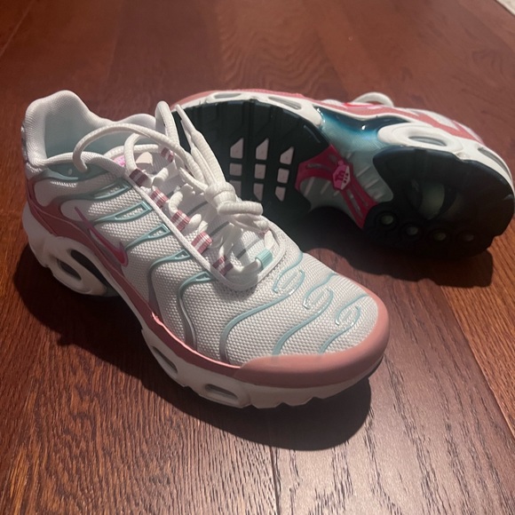 Nike Air Max Plus (GS) 4.5Y, New - Picture 4 of 11